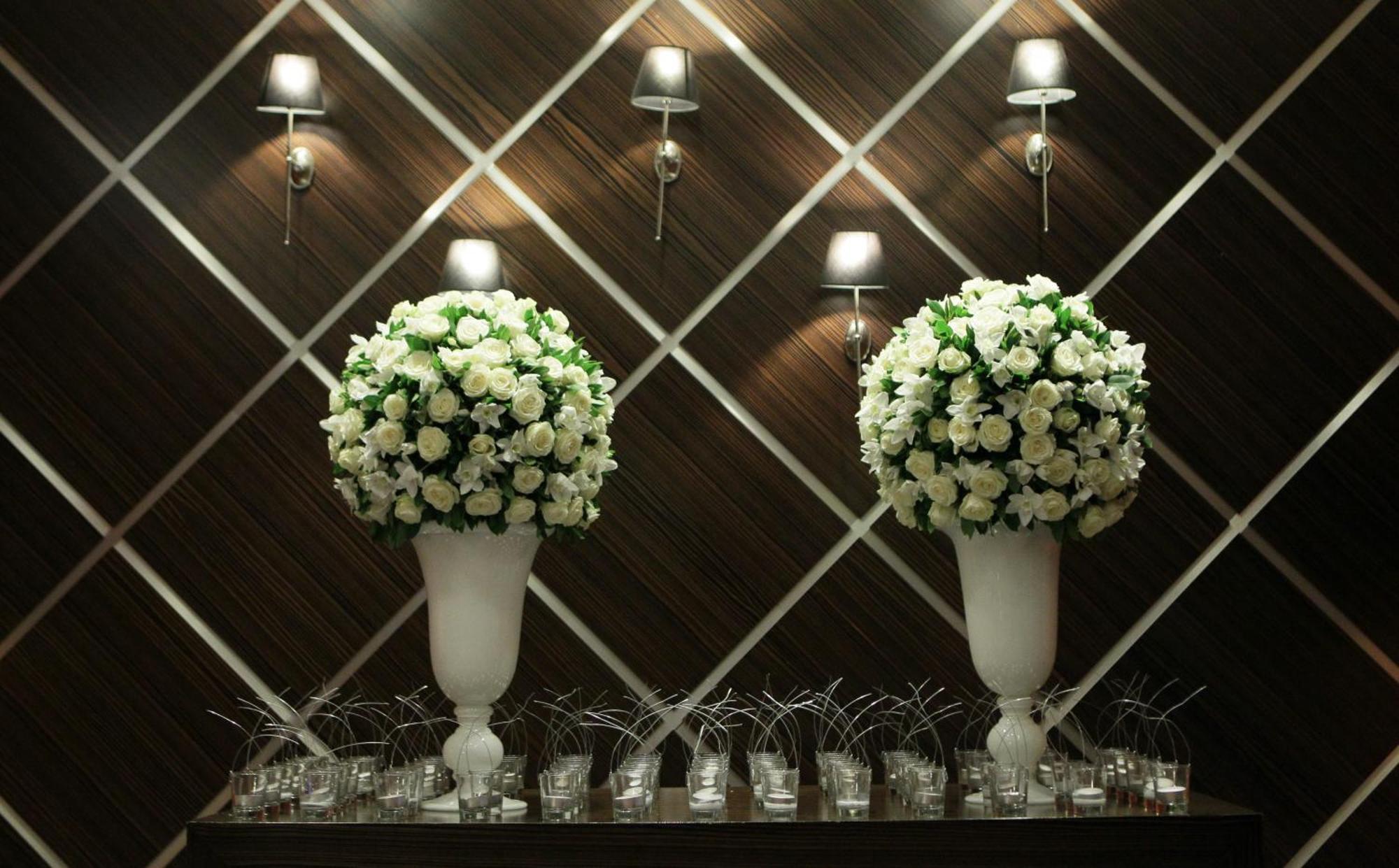 Limneon Resort & Spa Kastoria Exterior photo Flower arrangement